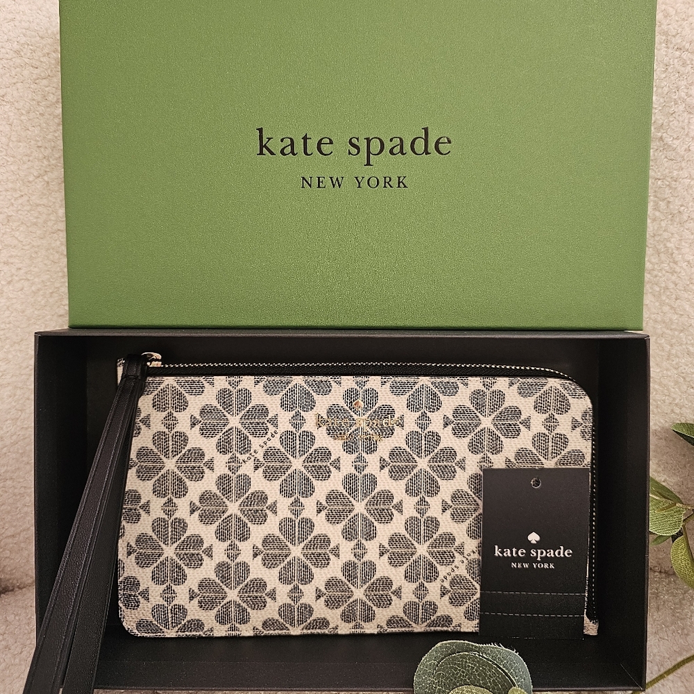 Kate Spade Wristlet With A Box